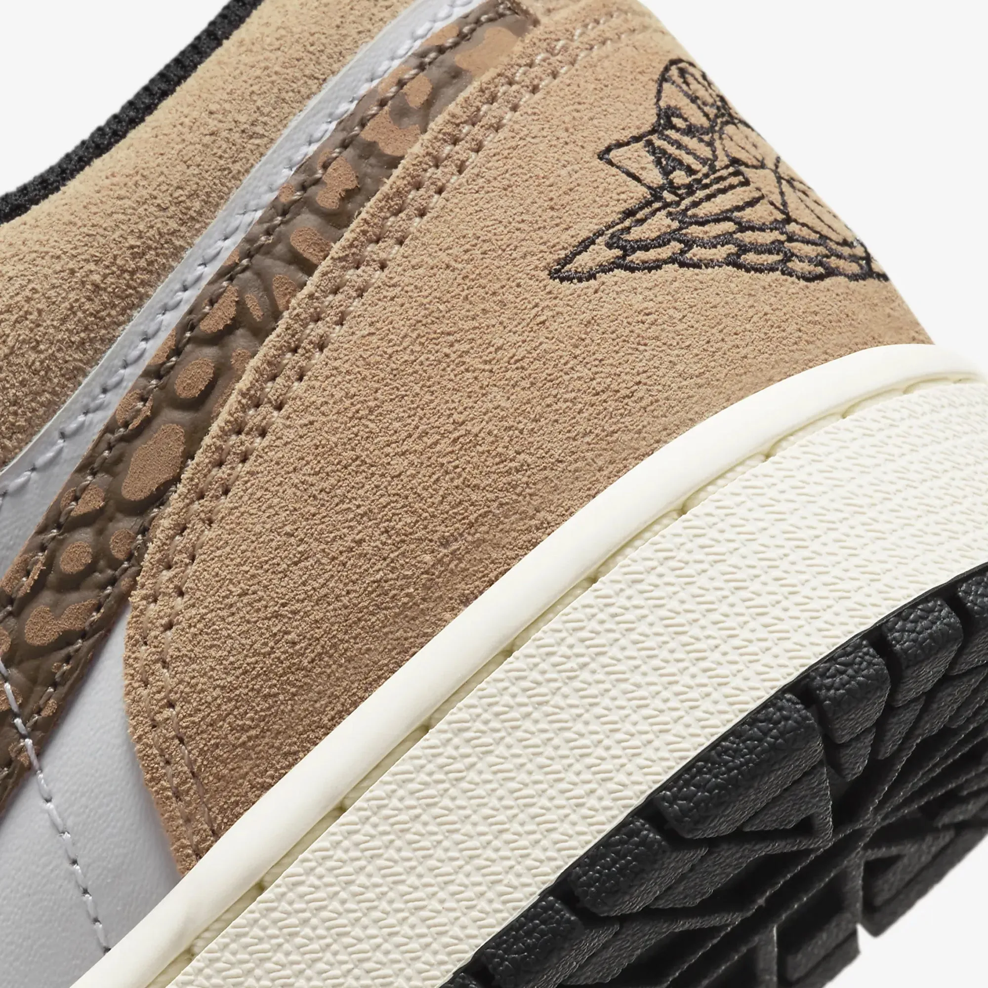 Jordan | AIR JORDAN 1 LOW SE  { HEMP/LT BRITISH TAN-WHITE-BLACK